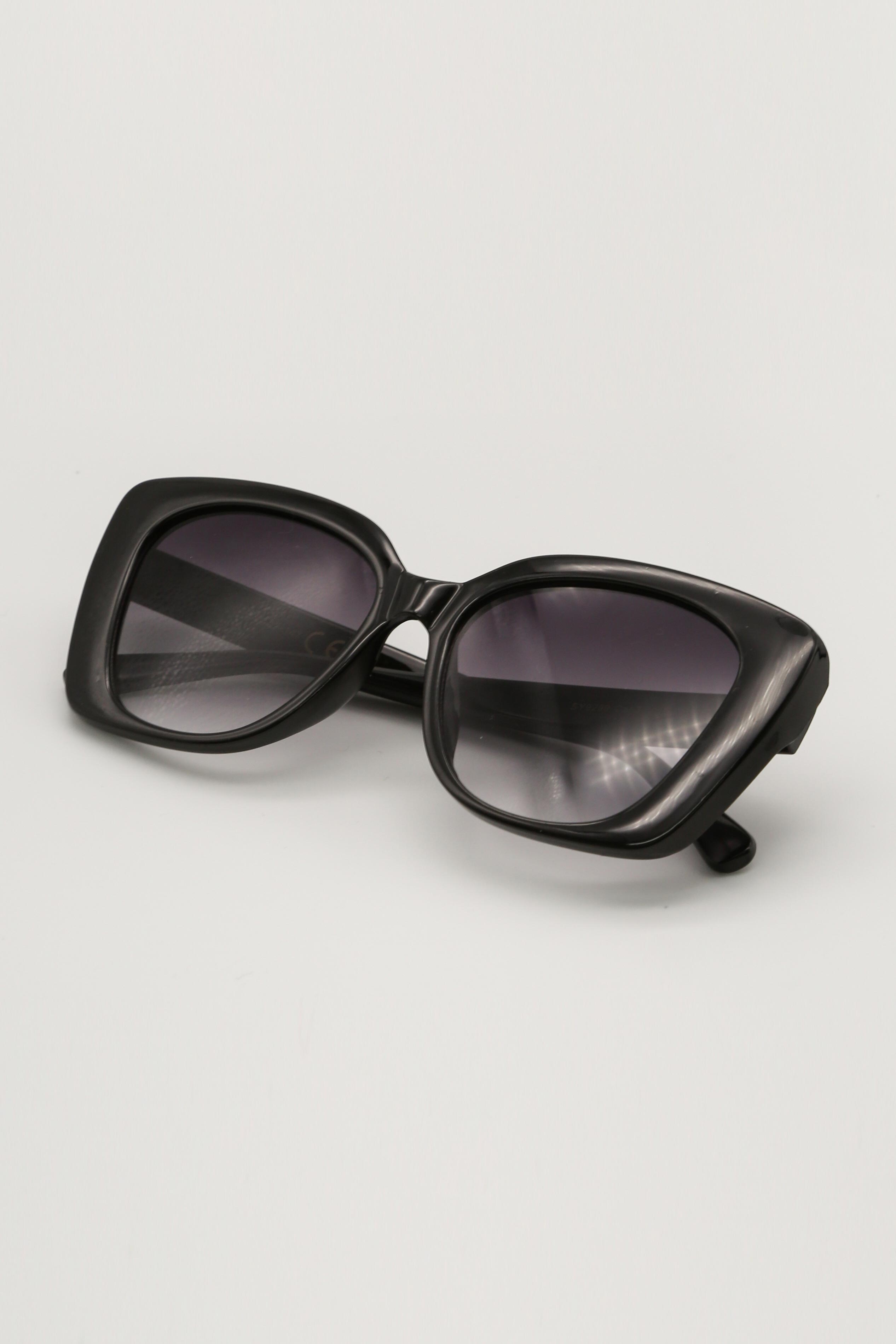 Black Flat Framed Cat Eye Sunglasses